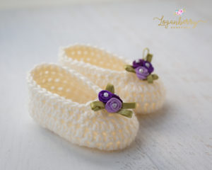 Crochet Baby Slippers + Free Pattern, crochet baby shoes, crochet shoes for girls, how to crochet baby shoes, crochet baby boots, crochet booties, things to crochet for a baby, newborn crochet gifts, baby shoes with bows, cream shoes, pink bow, purple bow